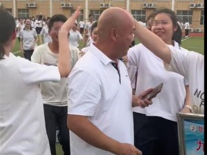 中考前学生集体摸主任光头(中考前学生集体摸主任光头，校方回应：是为减压)